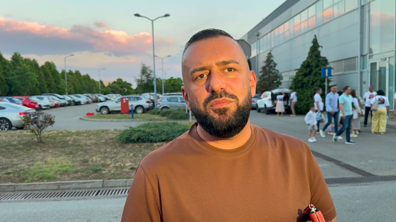 "10.000 evra dajem nagradu ko mi sazna": Emiru Brunčeviću ukraden identitet, pevač u velikom problemu