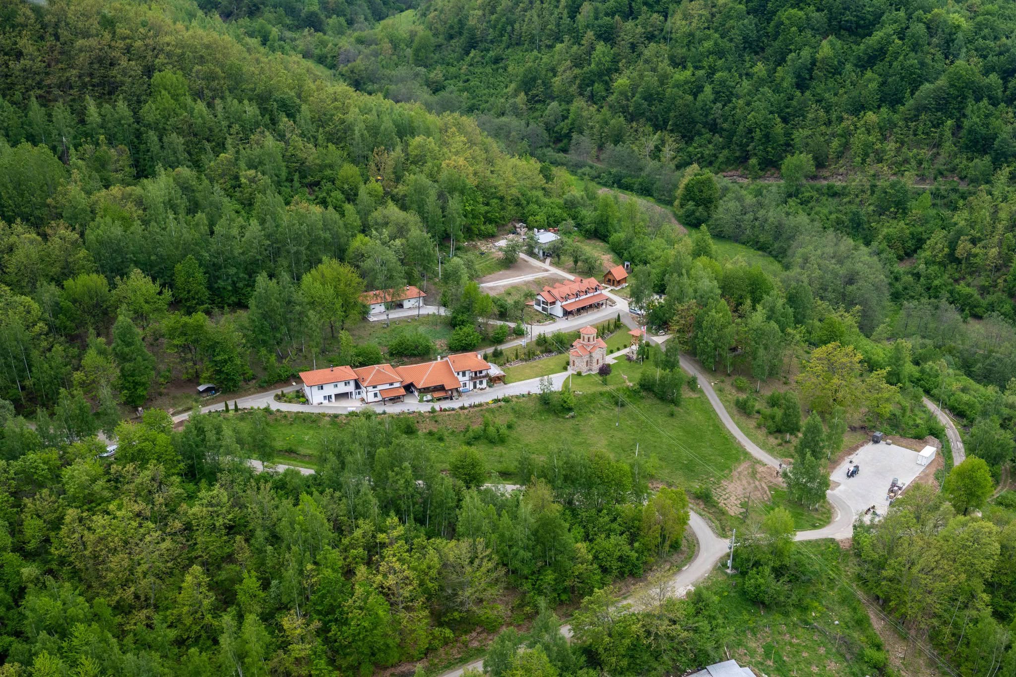 KFOR izgradio novu kapiju za manastir Brnjak kod Zubinog Potoka