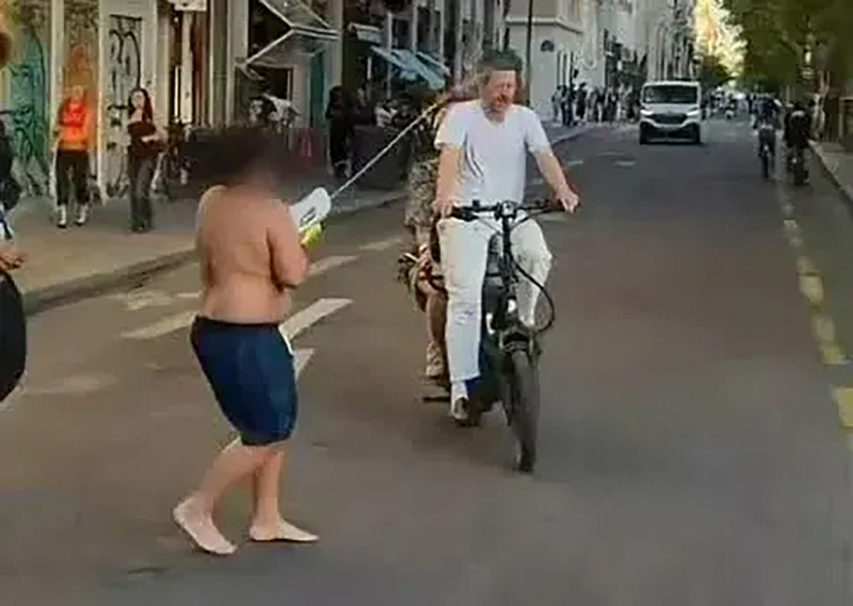 DENIS NAPAST Dečak (14) terorisao Parižane sa vodenim pištoljem: Uhapšen 2 puta za nedelju dana