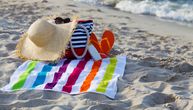 Srbi opet pokazali zašto su majstori snalaženja: Stranci gledaju i ne veruju kako čuvamo lične stvari na plaži