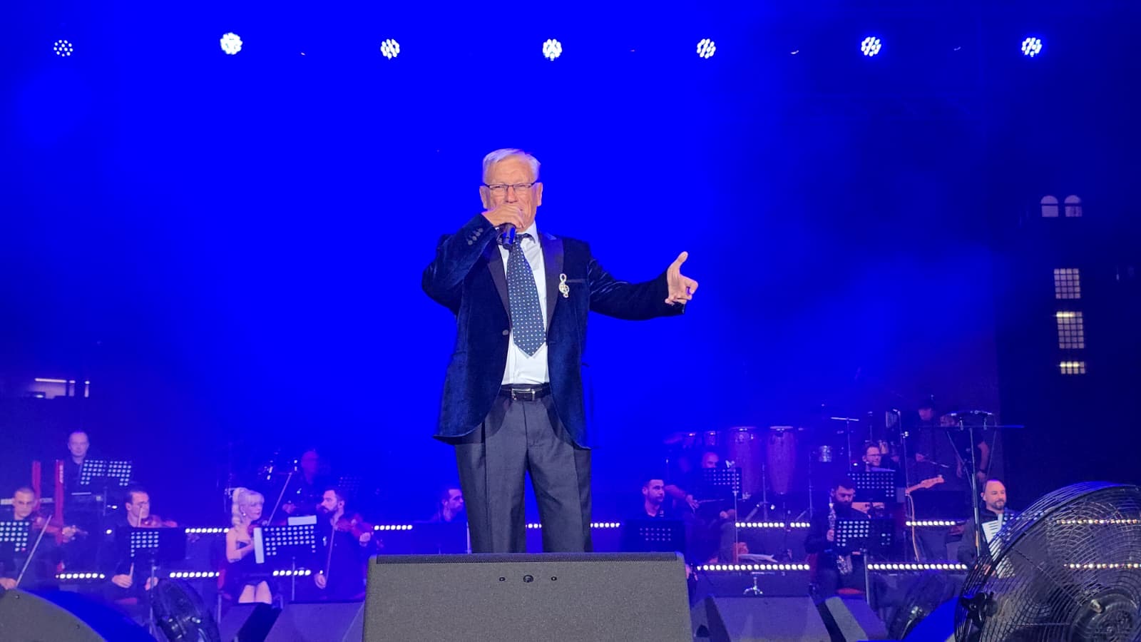 Milanče Radosavljević u 82. godini prvi put održao veliki koncert, publika pevala u glas!