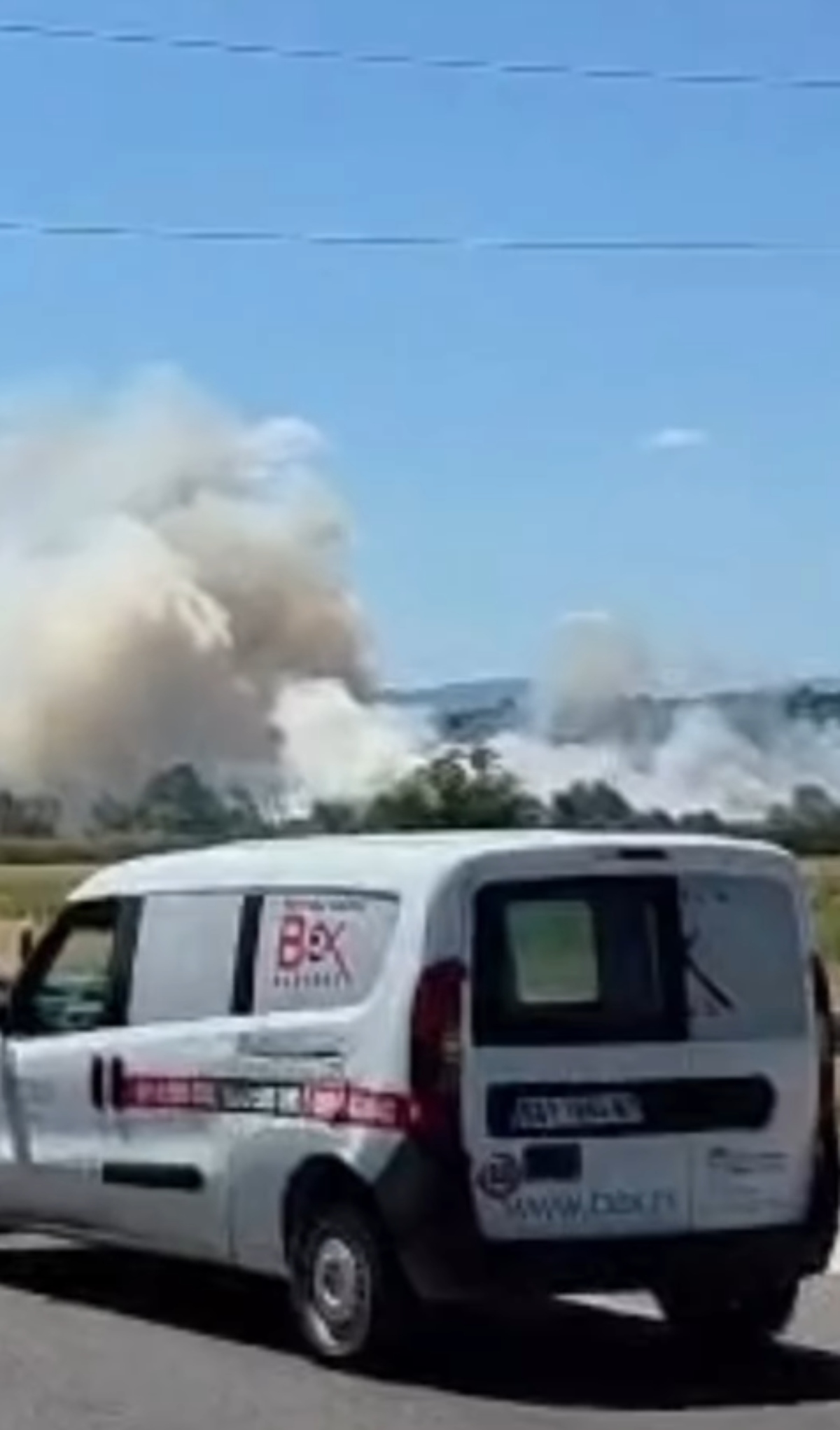 Veliki požar kod Niša napravio pravi kolaps! Auto-put zatvoren, ne vidi se prst pred okom (VIDEO)