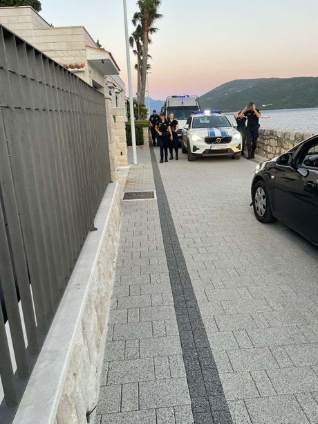 Opsadno stanje: Prve slike sa mjesta bombaškog napada na Matijevićevu kuću u Herceg Novom – Vesta Opsadno stanje: Prve slike sa mjesta bombaškog napada na Matijevićevu kuću u Herceg Novom – Vesta