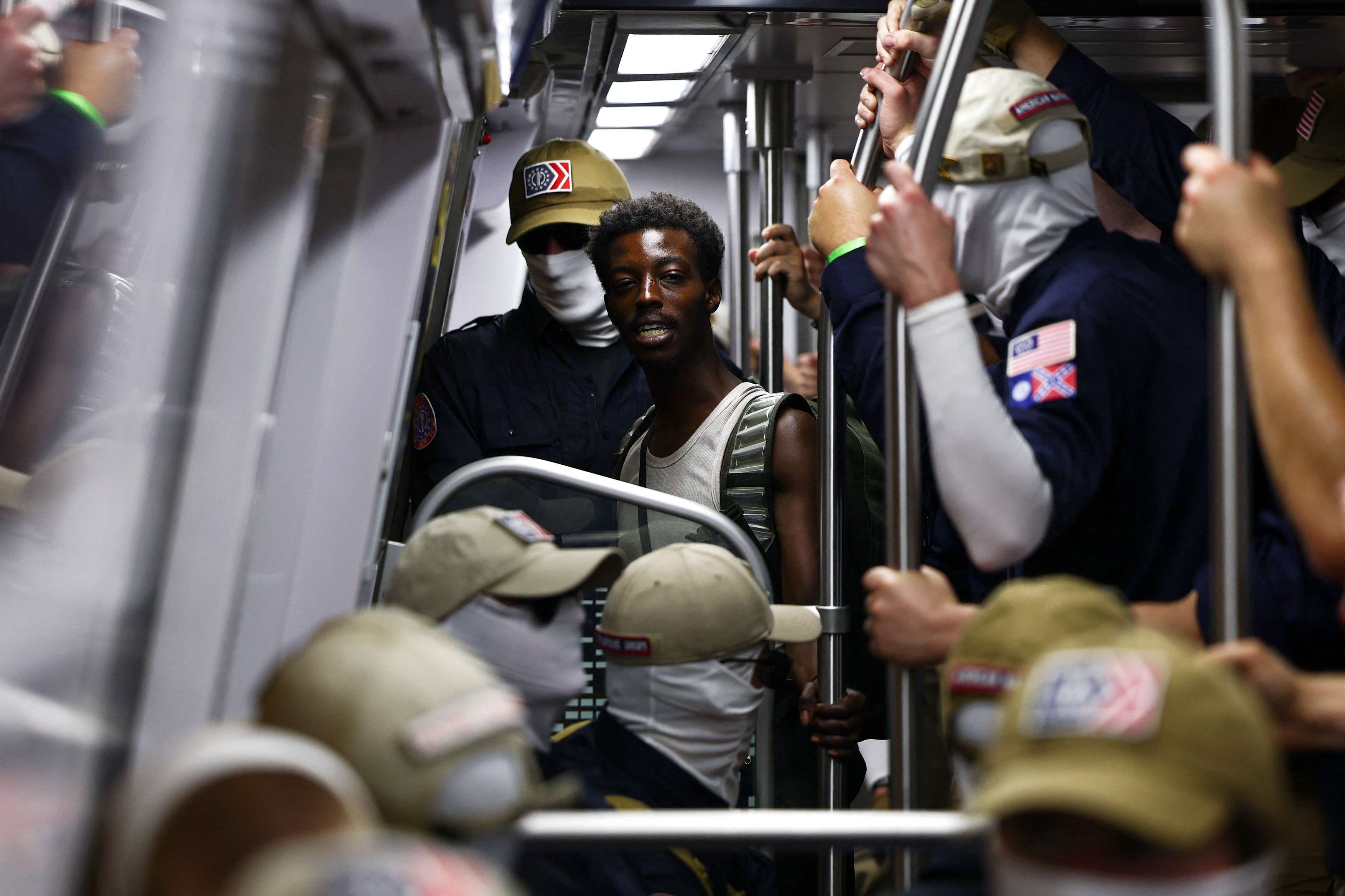 Strašne slike iz Vašingtona: Ekstremisti s maskama organizovali skup, pa ušli u metro, Afroamerikanci u strahu