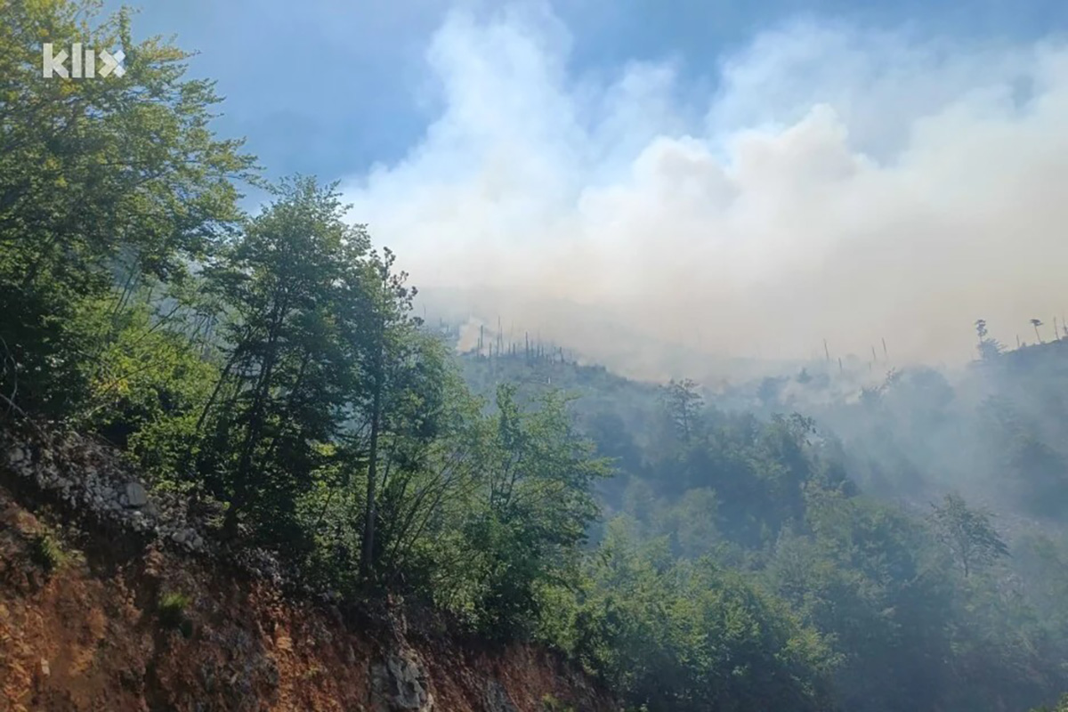 Ponovo se aktivirao požar na planini Rujište kod Mostara, jak vetar ometa gašenje