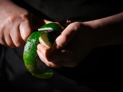 limeta, kora limete, ljuštenje kore, ljuštenje kore limete, citrus