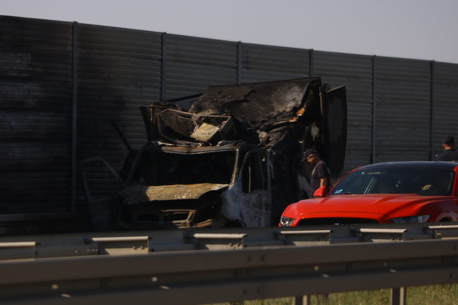 Prve fotografije sa auto-puta: Kamion potpuno izgoreo, vatrogasci i policija na licu mesta