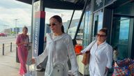 Ovo je Breskvicina majka, stigla u Beograd sa ćerkom: Blistaju u belom, ona na ramenu nosi skupi komad