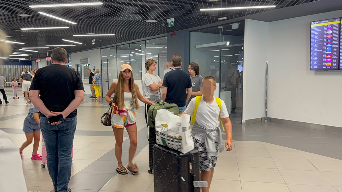 Malo ko je prepoznao na aerodromu! Poznata Srpkinja dala 150.000€ na operacije, evo kako izgleda bez šminke