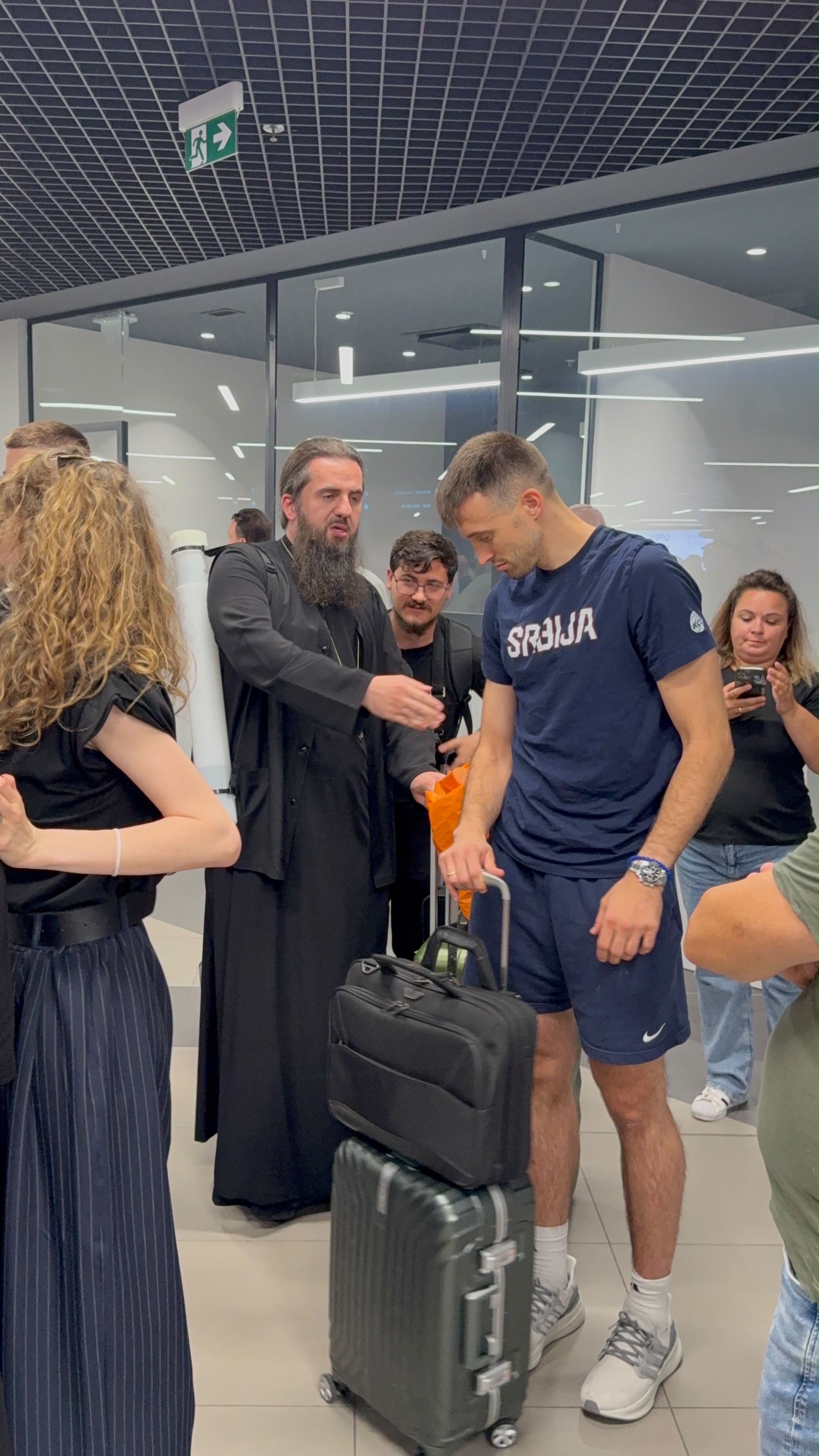Aleksa Avramović dočekao sveštenike: Odmah kleknuo na pod, zbog njegovog poteza "zastao" ceo aerodrom