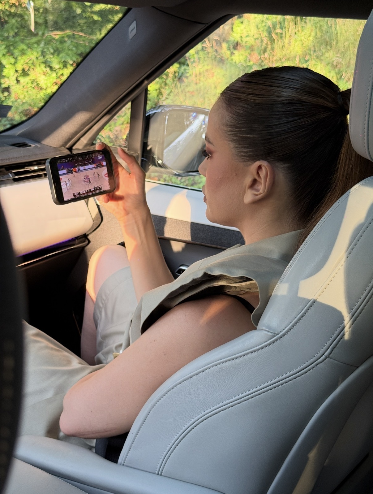Iz automobila bodri košarkaše Srbije: Milica Pavlović u navijačkom transu: "Ide zlato - obavezno!"