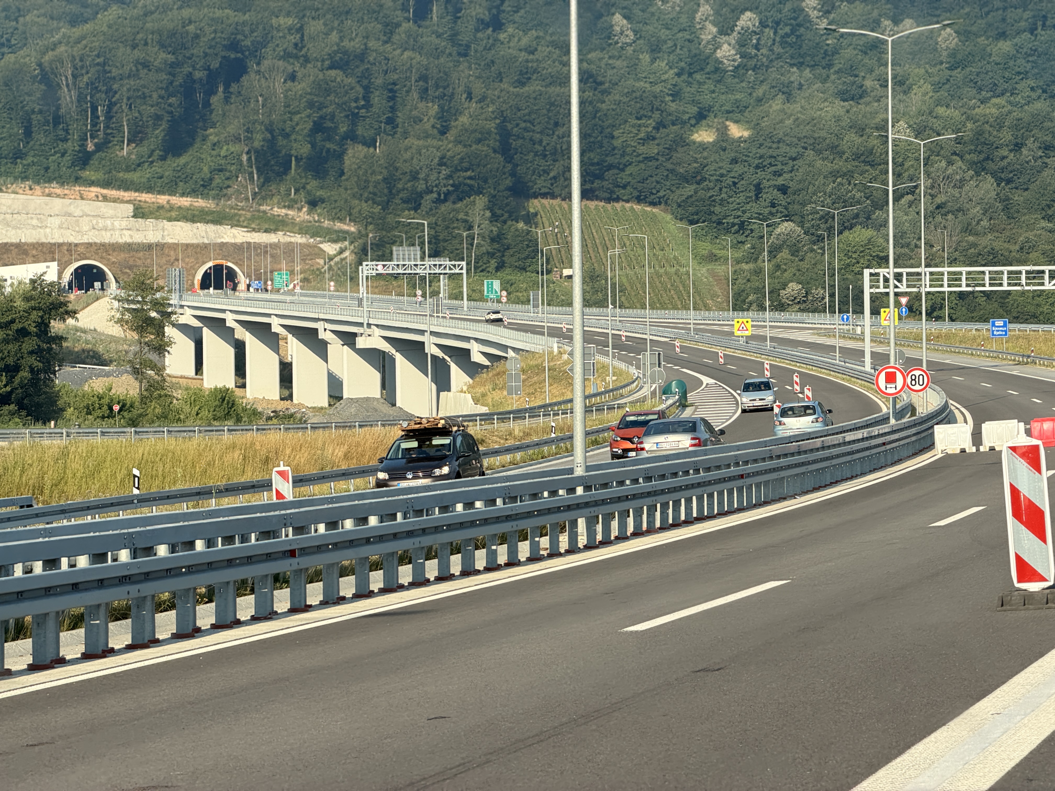 Vozači, ako danas idete OVOM rutom, naoružajte se strpljenjem! Izmene saobraćaja na više pravaca u Srbiji
