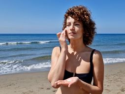 Lice, sunčanje, SPF, krema za sunčanje, žena na plaži