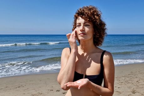 Lice, sunčanje, SPF, krema za sunčanje, žena na plaži