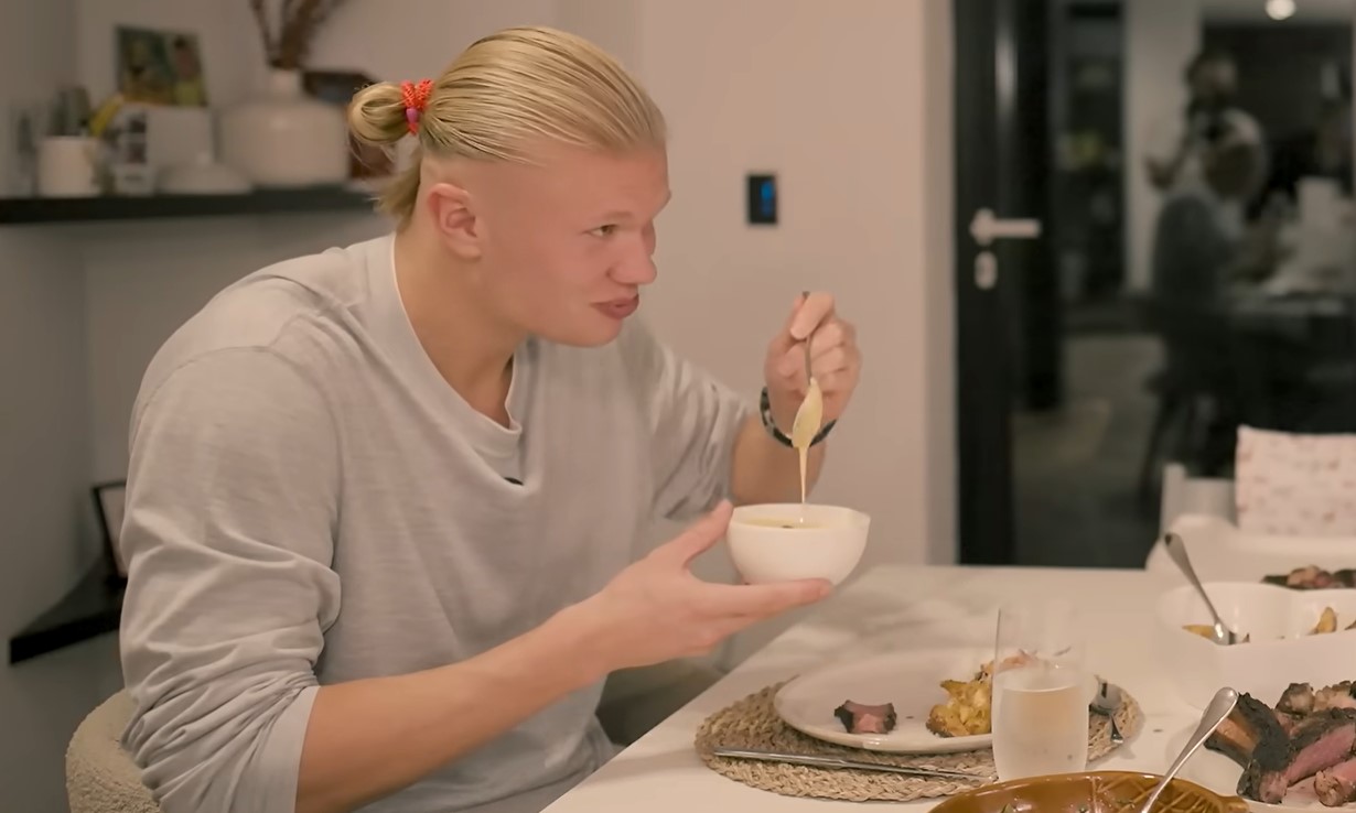 Ovako se hrani zver! Erling Haland unosi 6.000 kalorija na dan, na stolu srce, jetra, losos i sve jede rukama
