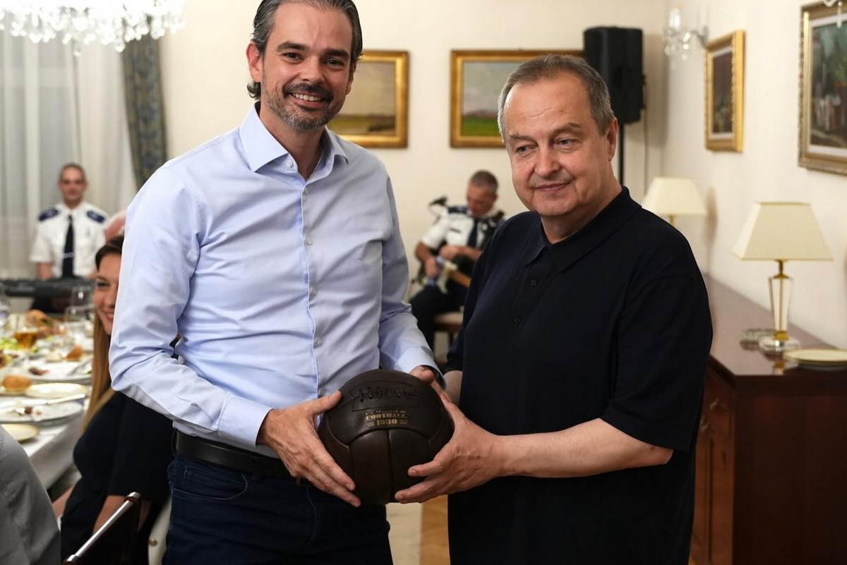 Dačić Urkizu pokazao repliku legendarne lopte kojom se igralo na prvom Svetskom prvenstvu u Urugvaju 1930.