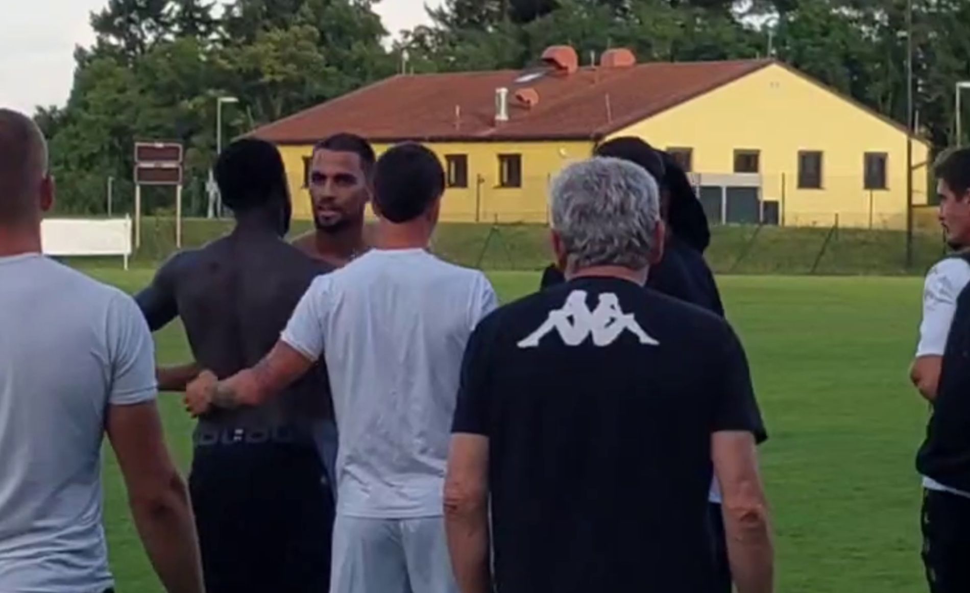 Divne scene! Milić i igrač Nefčija se tukli i svađali, pa na kraju pomirili i zagrlili: Zato se voli fudbal