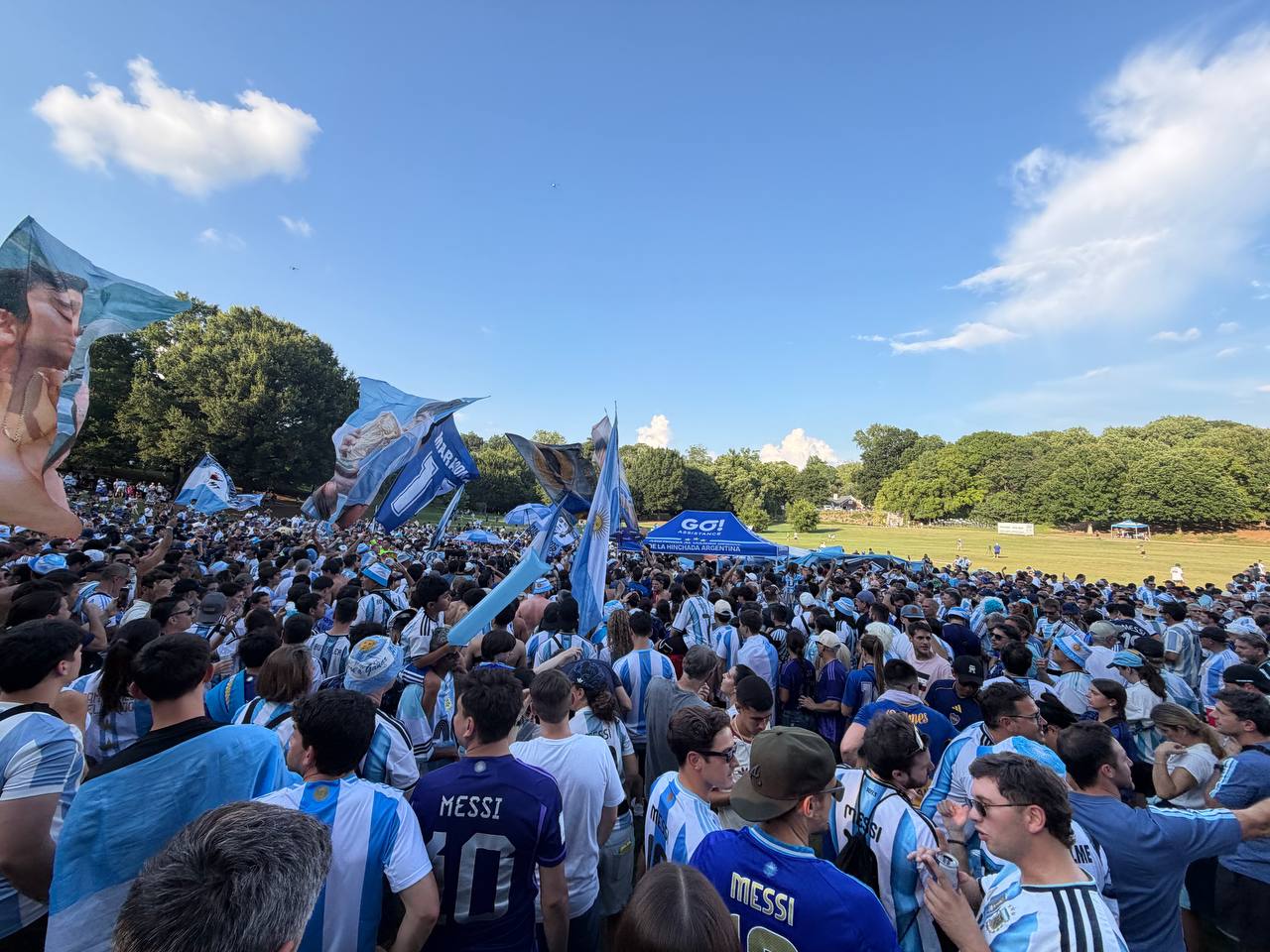 Bogovi navijanja se poklonili Bogovima fudbala, jednom na nebu, drugom u Atlanti!