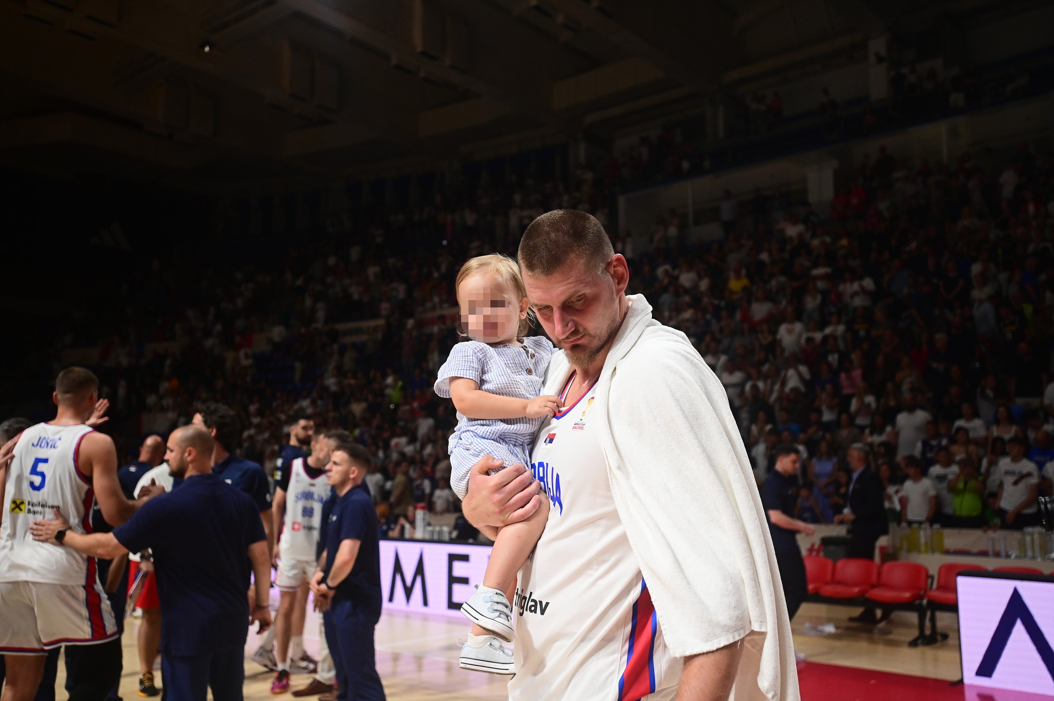 Nikola Jokić prišao ćerki i sinu posle poraza, poljubio suprugu, a onda je oduševio ceo Pionir