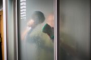 Kamenac na staklu tuš kabine nestaje za nekoliko minuta: Potrebna su samo 2 sastojka koje već imate kod kuće