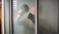 Što se patite sa brisanjem stakla tuš-kabine kad imate OVO kod kuće: Za par minuta se možete rešiti mrlja