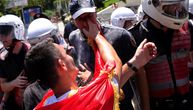 Albanac izašao iz zatvora kleknuo ispred policajaca, pa im poljubio ruke: Ljudi gledaju snimak i ne veruju