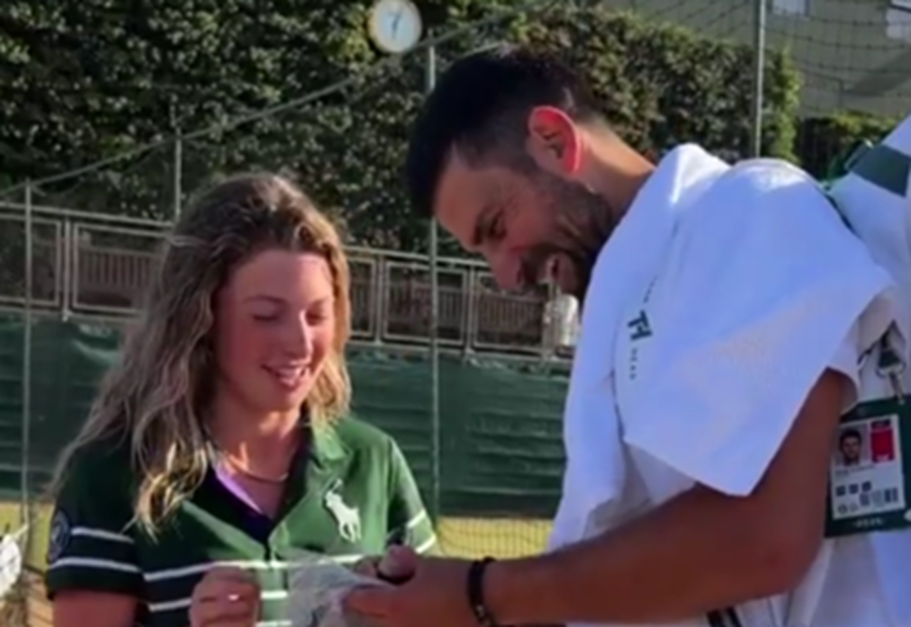 Novak Đoković se izvinio devojci na Vimbldonu, pričao joj o Srbiji i pokazao da je pravi gospodin