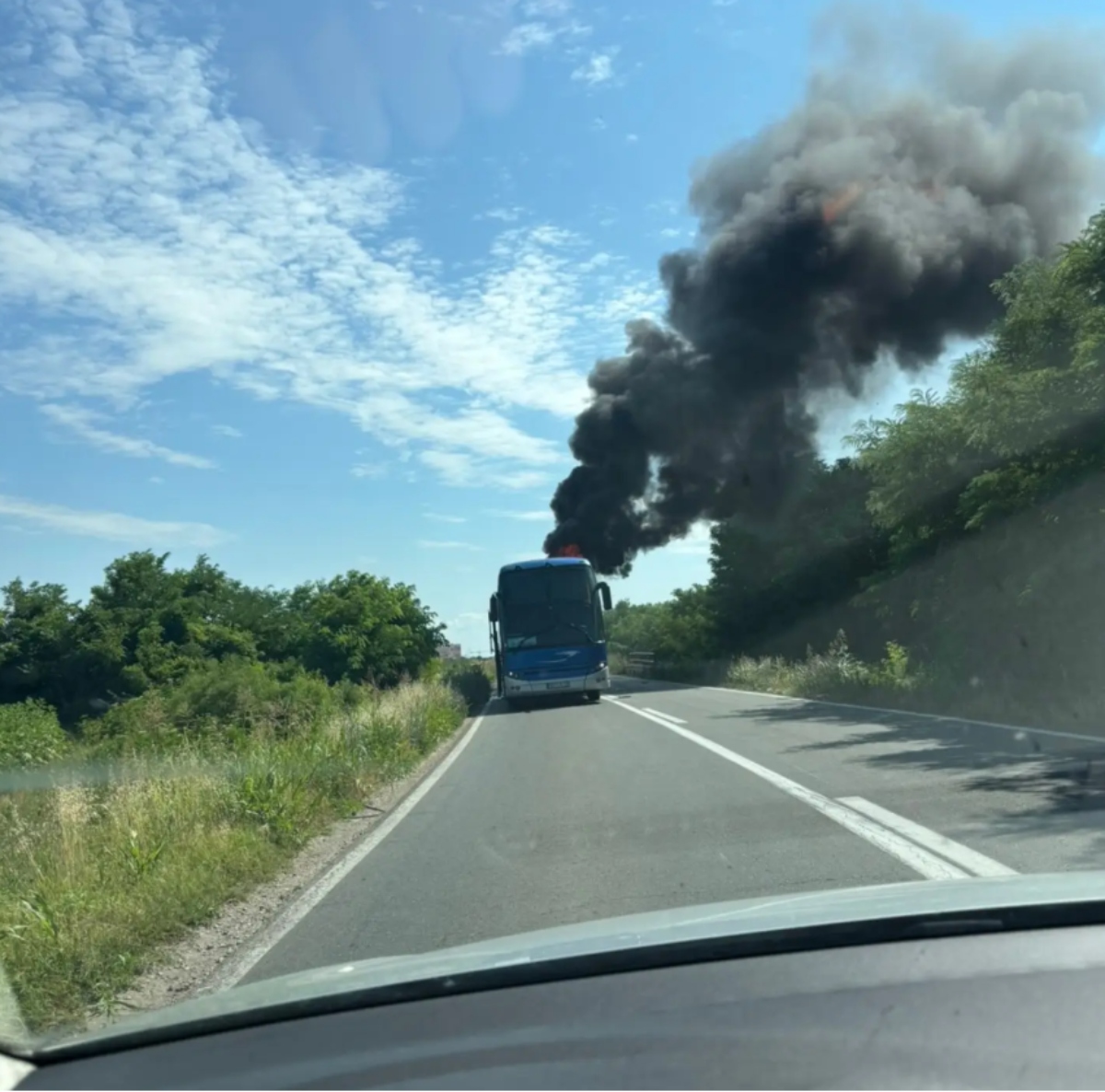 Vatra kulja iz autobusa! Veliki sudar kod Šapca, vozačima se u ovom delu puta savetuje OPREZ