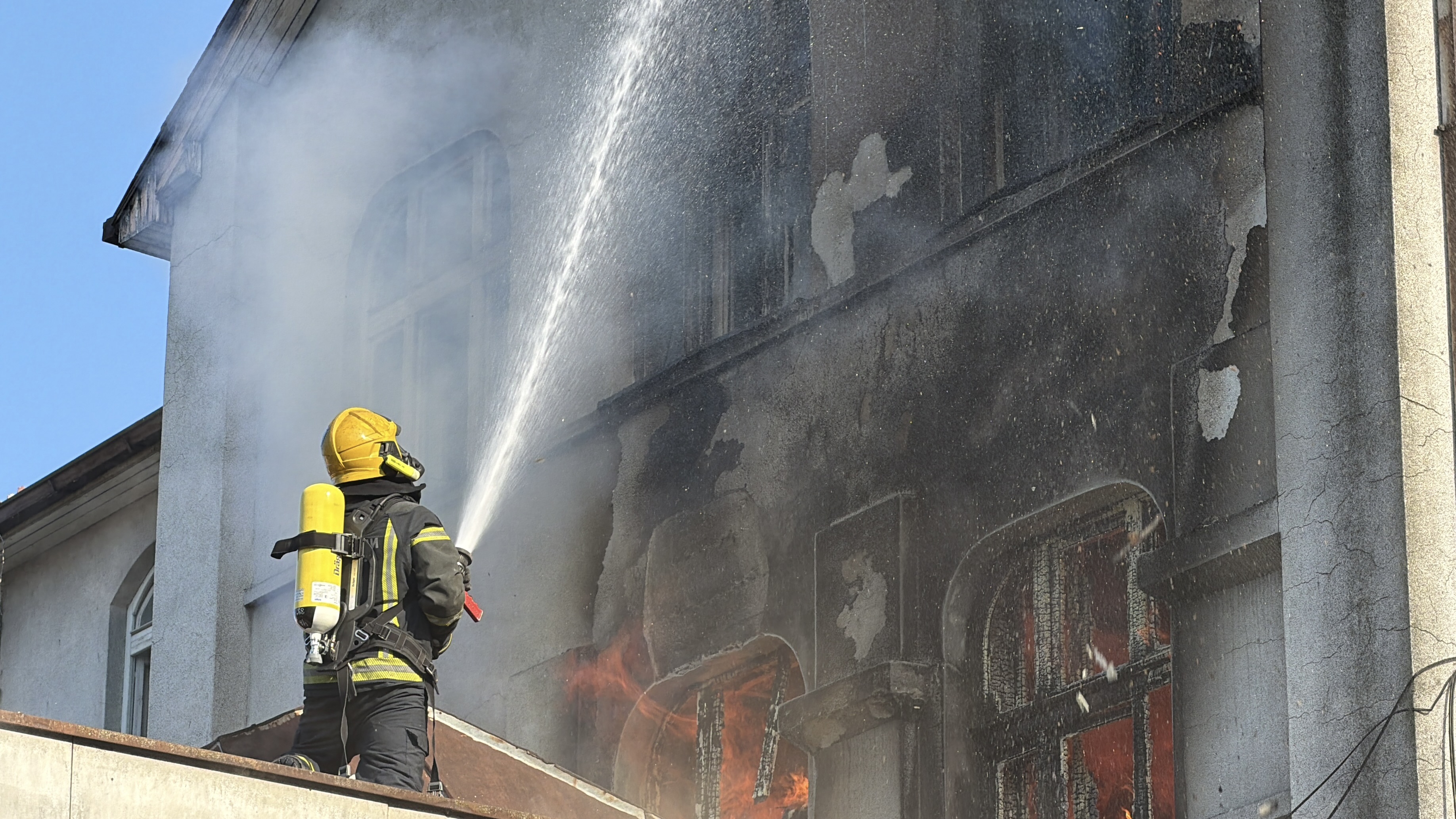 Štrpce ovakav požar ne pamti! Vatrena stihija zahvatila porodičnu kuću, hitno reagovali vatrogasci