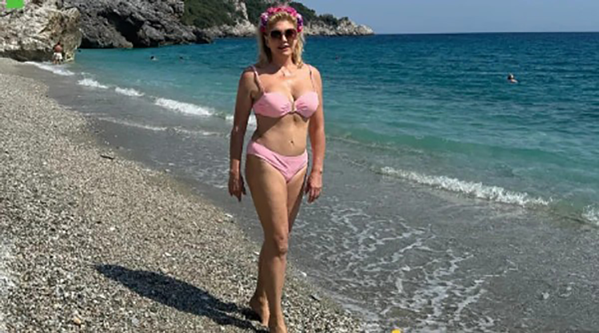 Suzana Mančić u kupaćem pokazala telo u 69. godini: Pozirala na plaži, svi komentarišu njenu zavidnu figuru