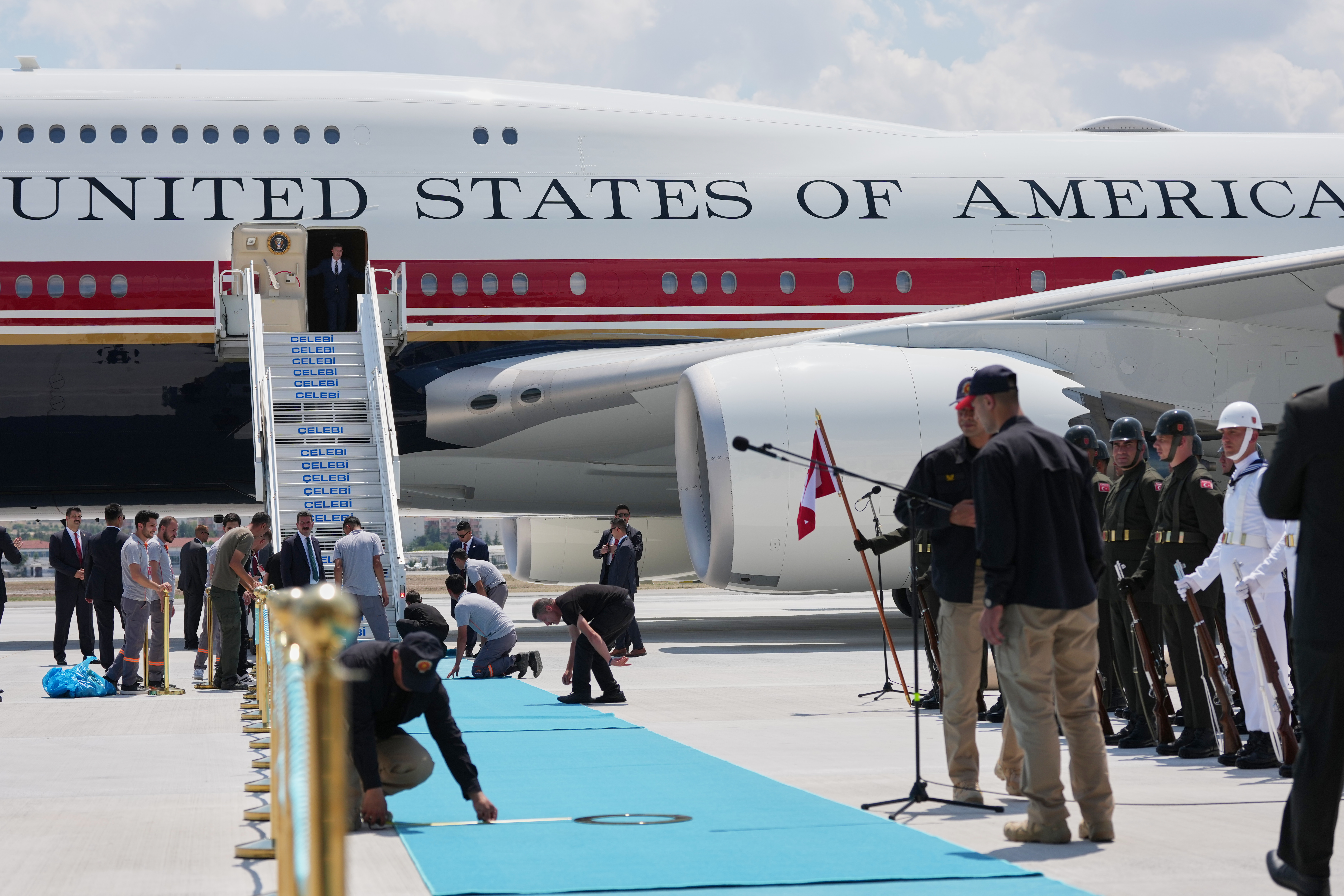 Zašto je Tramp u Ankari zamenio novi Air Force One starim avionom?