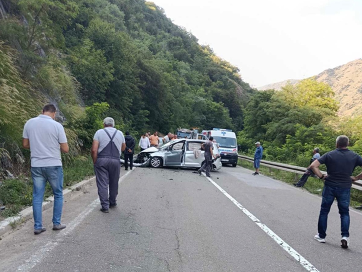 Staklo i krhotine rasuti po putu, auto udario u bankinu: Teška nesreća na Ibarskoj magistrali kod Bresnika