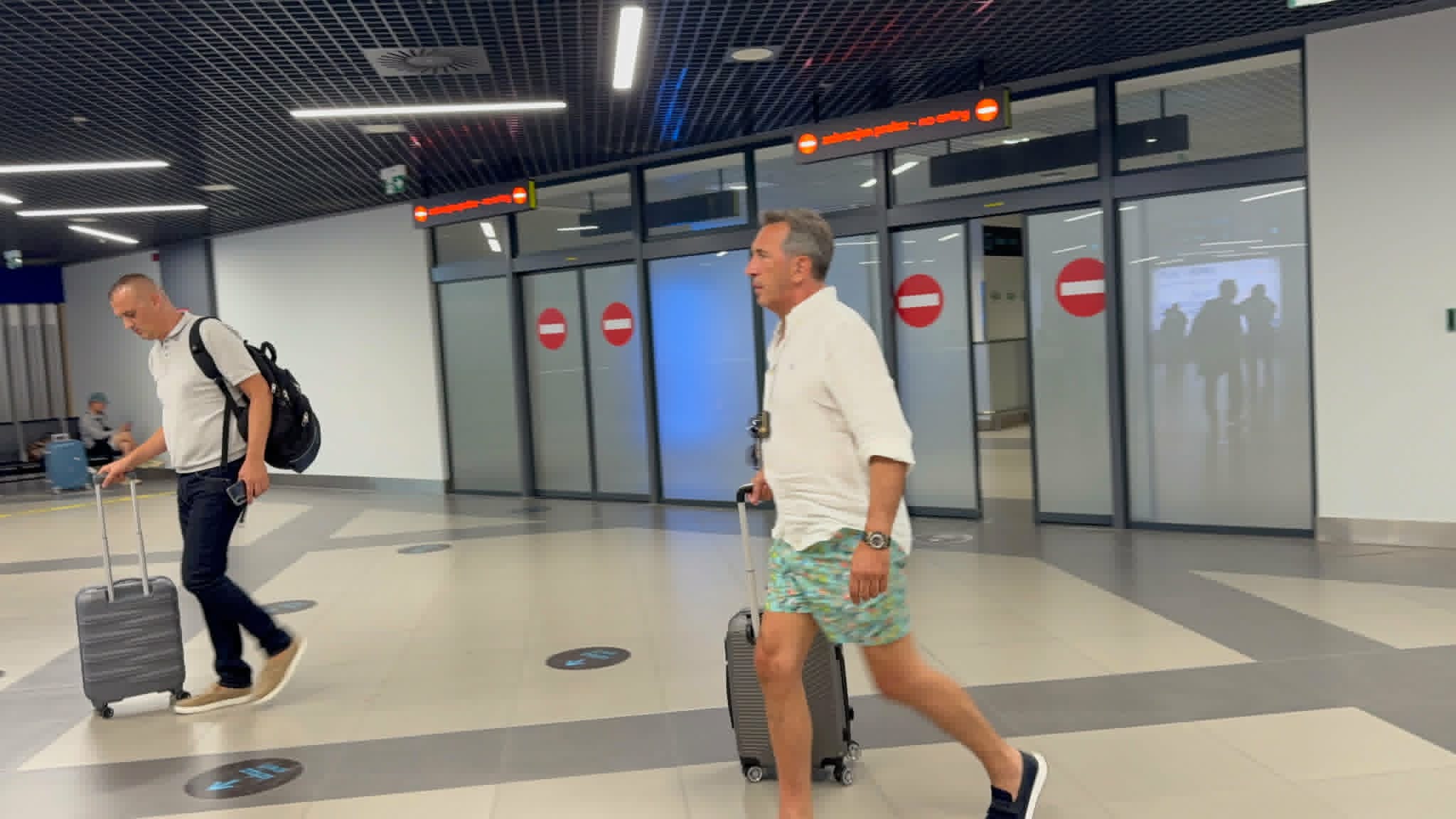 Žika sleteo u šortsu na aerodrom! Projurio kroz hol sa koferom, svi misle da stiže sa egzotične destinacije