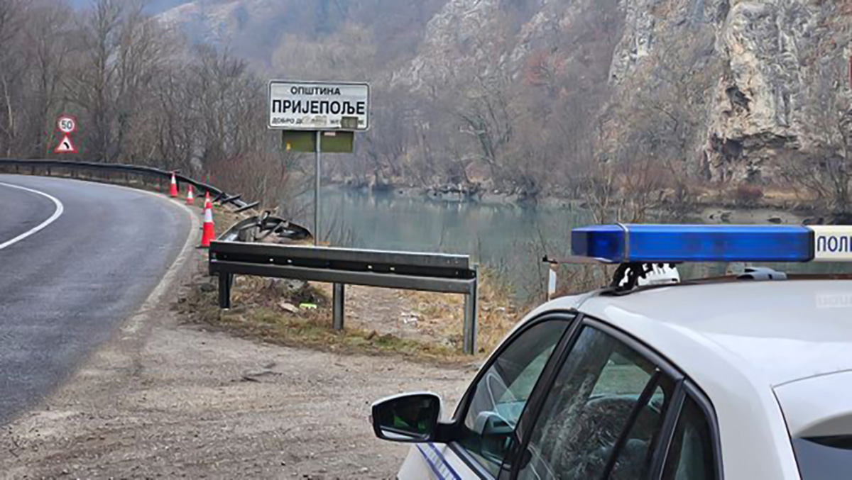 Drama u kanjonu Lima: Vozač izgubio kontrolu, pa automobilom sleteo u reku!