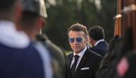 SNIMAK IMA MILIONE PREGLEDA! Makron pokušao da poljubi ruku Erdoganove žene, došlo do neprijatne situacije