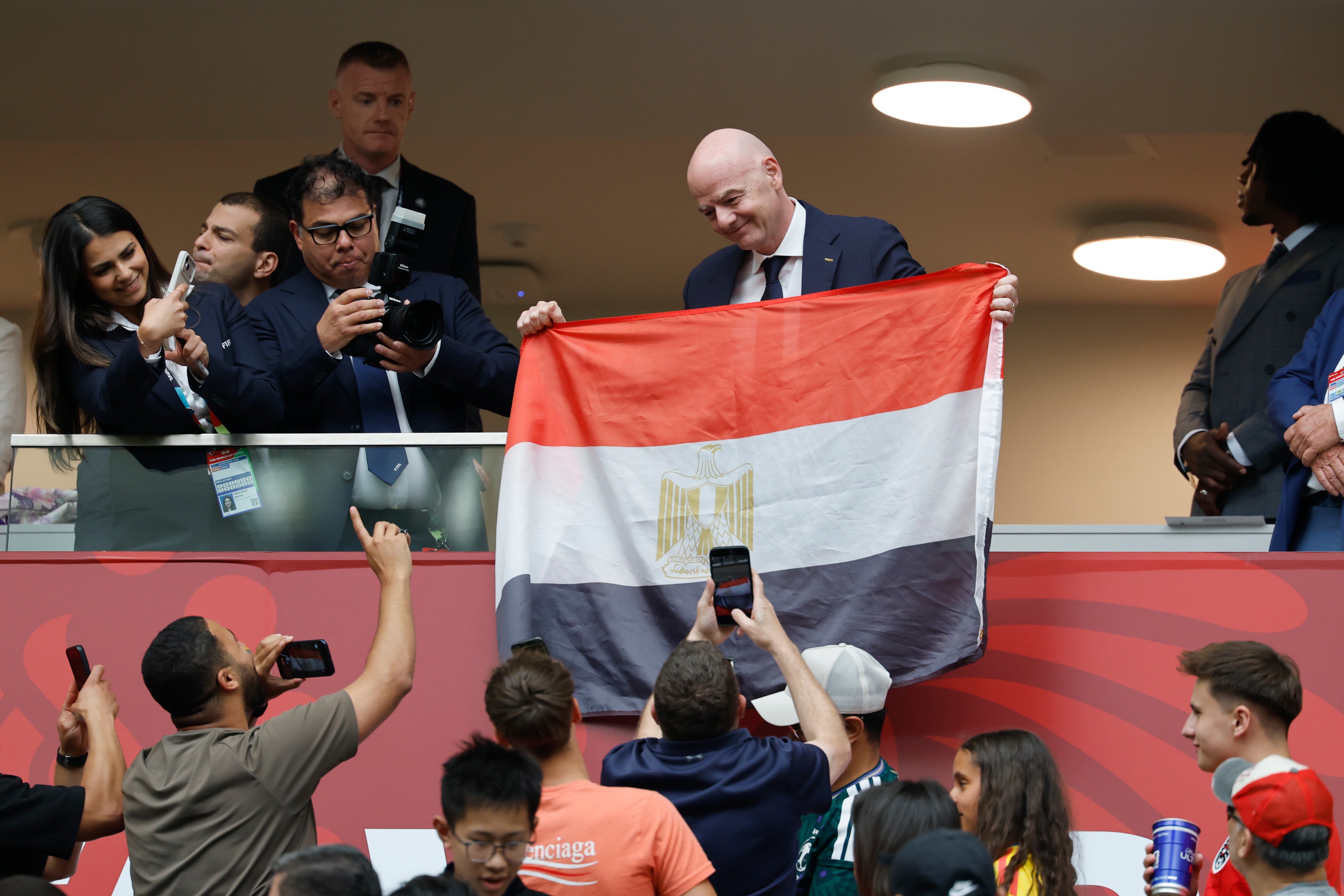 Velika provokacija predsednika FIFA, pogledajte šta je uradio sa zastavom Egipta nakon meča sa Argentinom