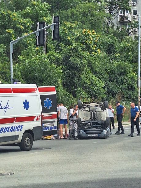 Čukarica ugao trgovačke i Milorada jovanovića, Udes, prevrniu se auto, Saobraćajna nesreća