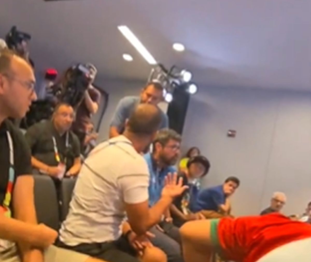 Pojavio se novi snimak svađe novinara na Mundijalu, Brahim Diaz u neverici gledao incident u sali
