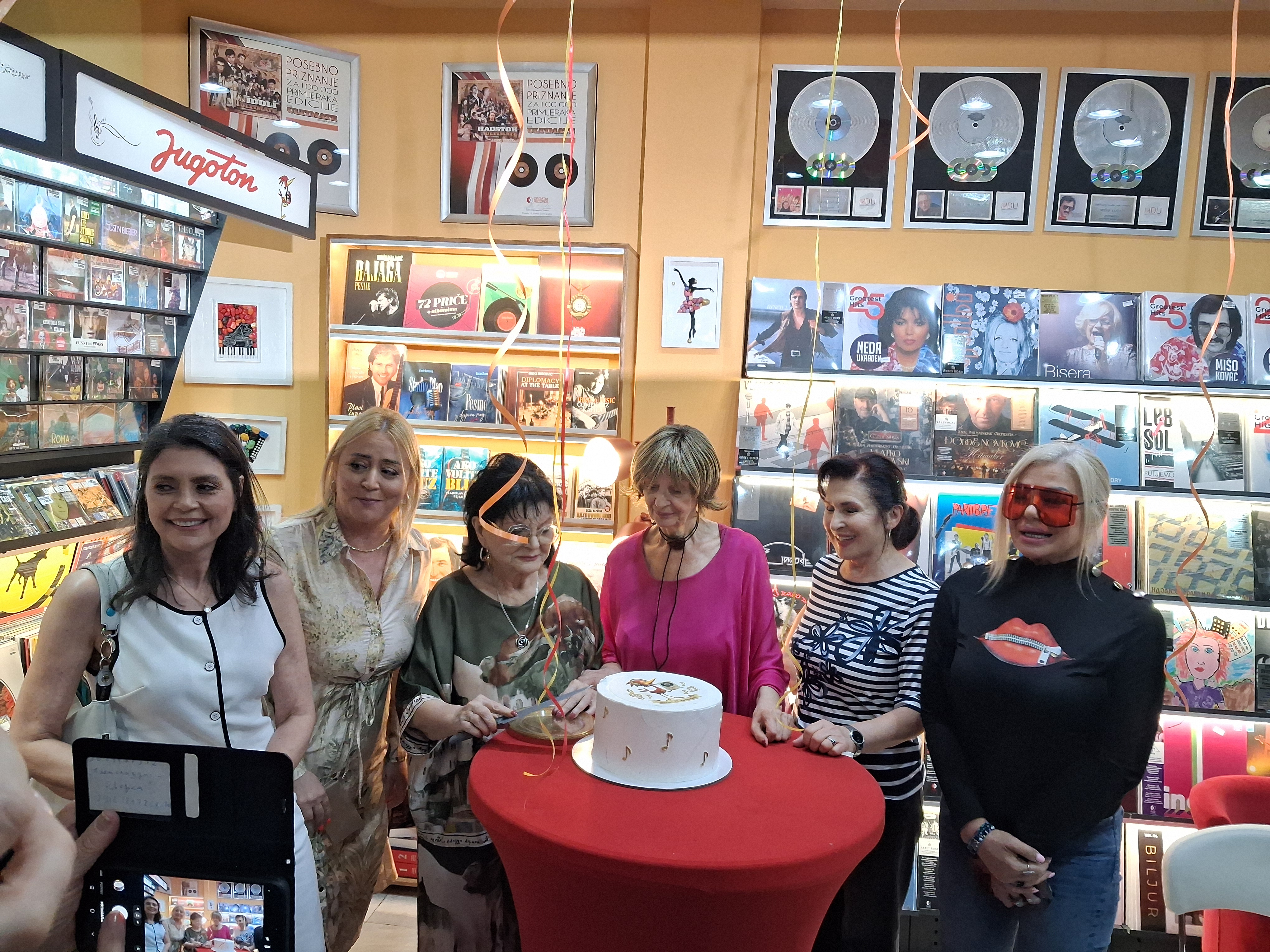 Jugoton proslavio 79 godina u Beogradu: Rođendanska torta, muzičke legende i emotivan govor Nade Obrić