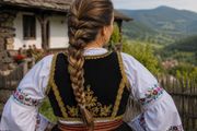 Bake su se klele u trik sa rakijom za kosu: Evo kako se pravilno koristi i zašto mnogi veruju da podstiče rast