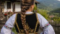 Bake su se klele u trik sa rakijom za kosu: Evo kako se pravilno koristi i zašto mnogi veruju da podstiče rast