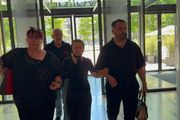Ne može da govori, jeca na sav glas: Mala Cana stigla na komemoraciju Andriji Bajiću, komšije je pridržavaju