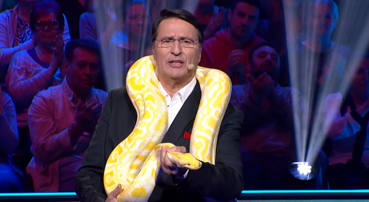 Jovan Memedović u studiju sa velikom zmijom, na društvenim mrežama ga porede sa slavnom pevačicom