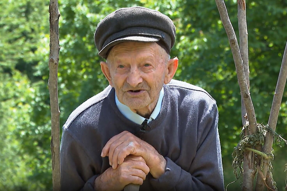 Deda Miloš gazi 100. godinu života: Čaša soka, rad i 12 praunučadi su njegov recept za dugovečnost