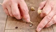 Laminat vam je izgreban? Uklonite ružne tragove za samo 2 minuta uz pomoć predmeta koji svi imamo kod kuće