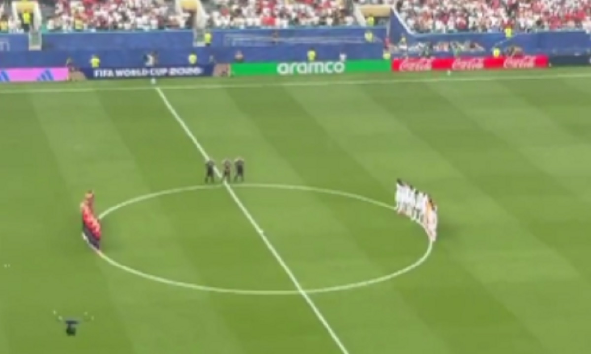 Meč Norveške i Engleske počeo na najtužniji način, čitav stadion se oprostio od preminulog fudbalera