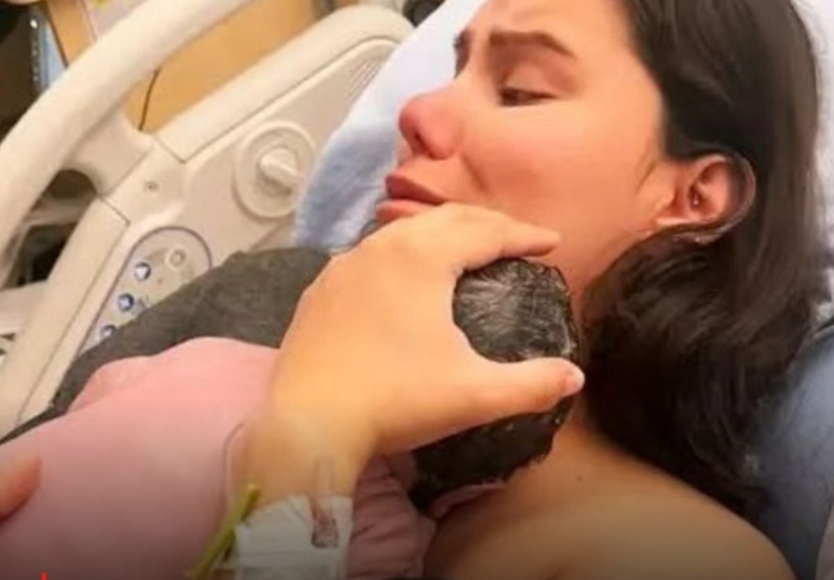 “Mislila sam da mi je beba umrla”: Zaspala tokom porođaja, a kada se probudila pronašla sina ispod jorgana