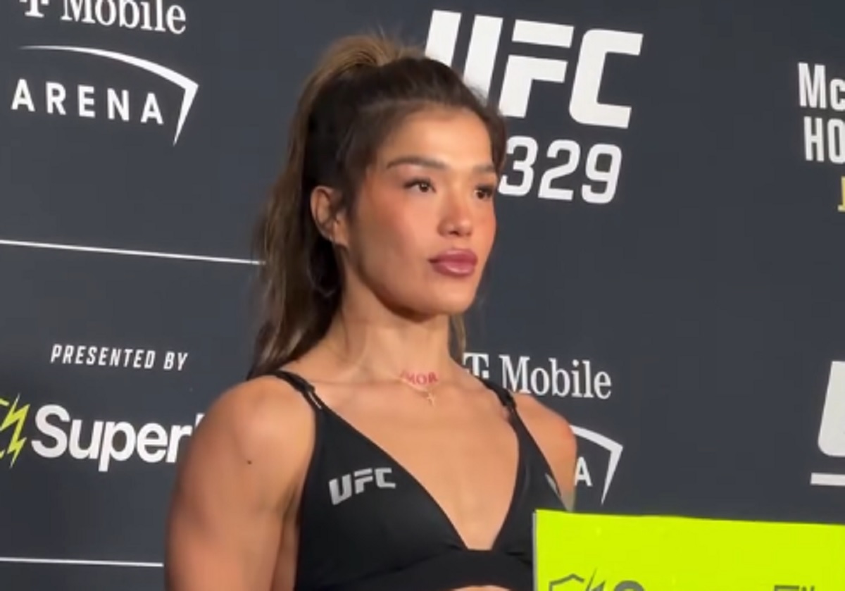 Svi su gledali u nju! Zgodna Trejsi se pojavila u donjem vešu pred UFC spektakl, "sevnula" i tetovaža na guzi