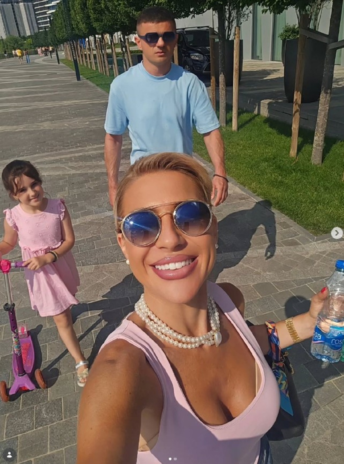 Jovana Jeremić pokazala kako se slažu Tigar i njena ćerka Lea: Srećna porodica u šetnji, prizor topi srca