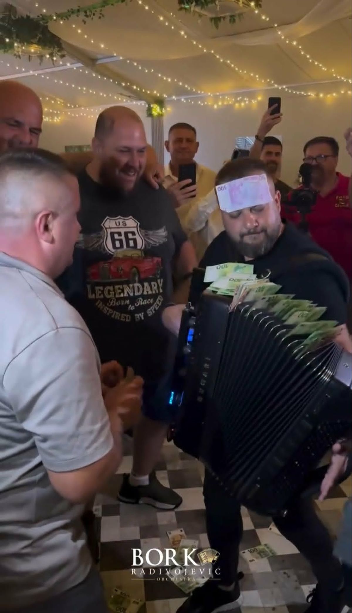 Ovoliki bakšiš mnogi sanjaju! Borko pravi lom na svakom slavlju: Evri lete po podu, na čelu apoeni od 500 evra